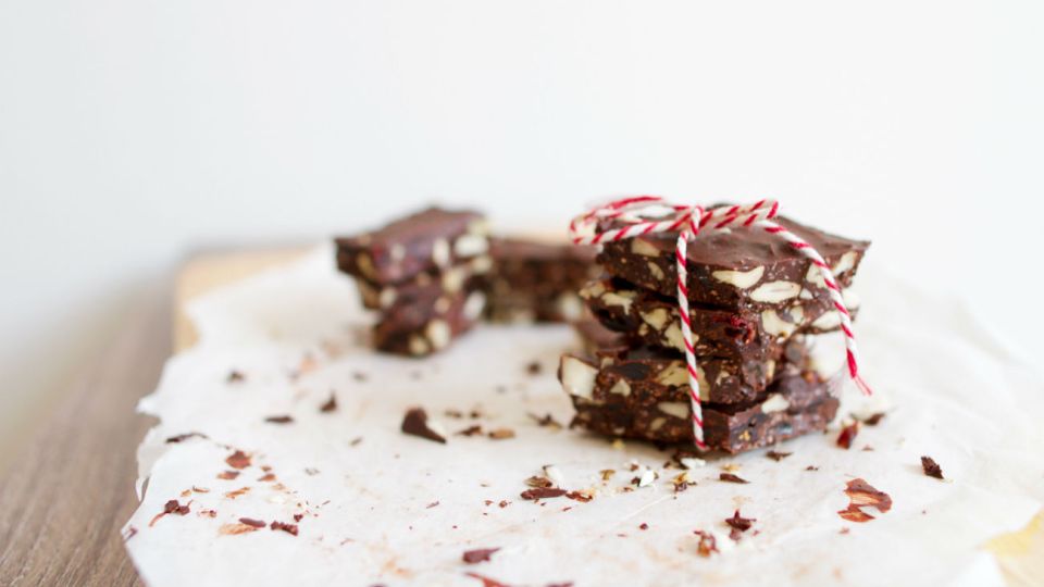 El chocolate está conformado por azúcar, cacao y manteca de cacao. El resto de agregados determinan su nivel calórico y si es más o menos saludable.