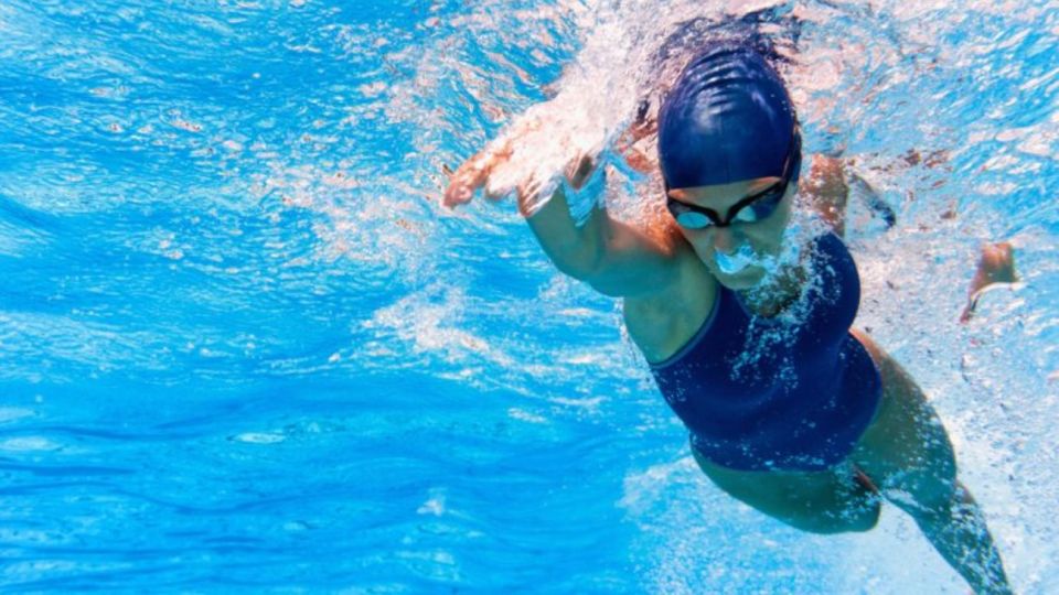Imagen de carácter ilustrativo | Una estudiante de secundaria que participaba en una competencia de natación fue descalificada debido a la forma en que su traje de baño se ajustaba a su cuerpo.