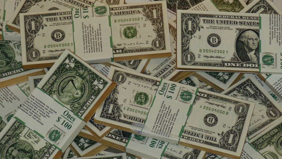 El mayorista fue el único dólar que bajó y se ubicó en $ 56,10. El minorista cerró en $ 57,25 y el MEP y CCL subieron 2,4% y 2,5%, respectivamente.