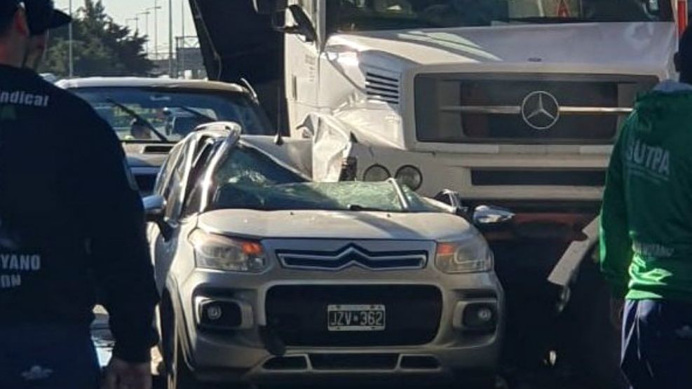Un camión sin frenos embistió auto y cabina del peaje en Panamericana.