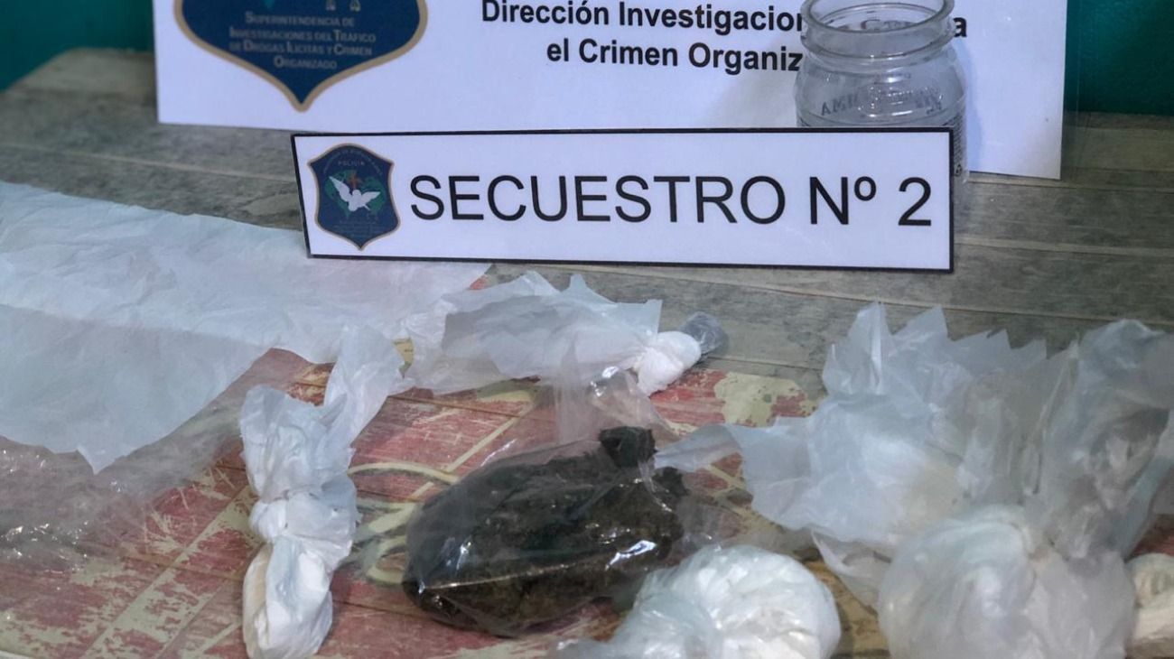 En el allanamiento encontraron los penes de cotillón; dinero en efectivo y joyas. 