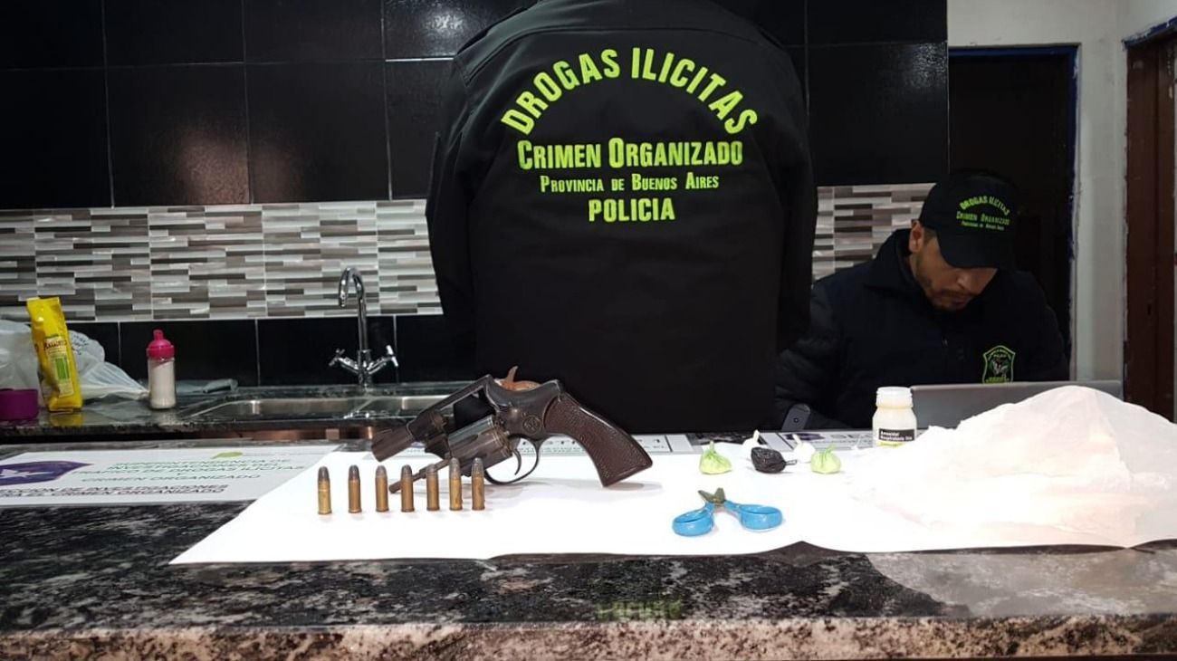 En el allanamiento encontraron los penes de cotillón; dinero en efectivo y joyas. 