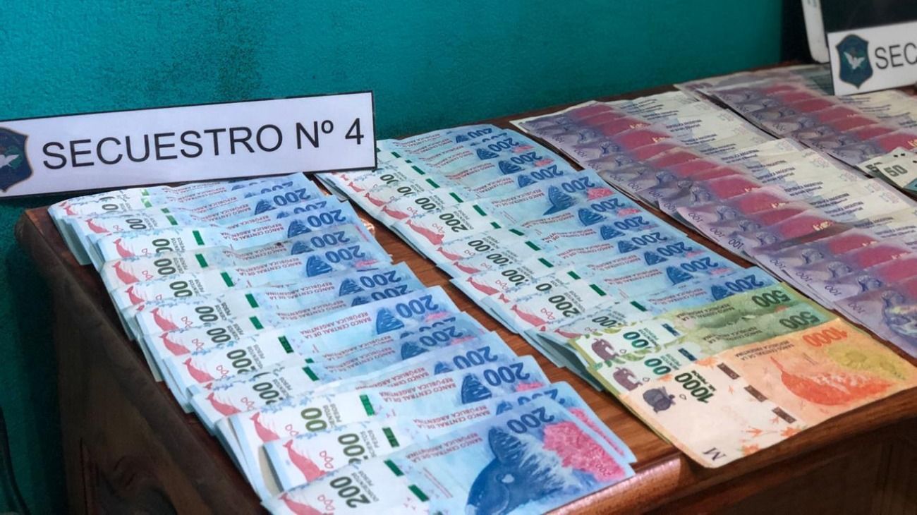 En el allanamiento encontraron los penes de cotillón; dinero en efectivo y joyas. 