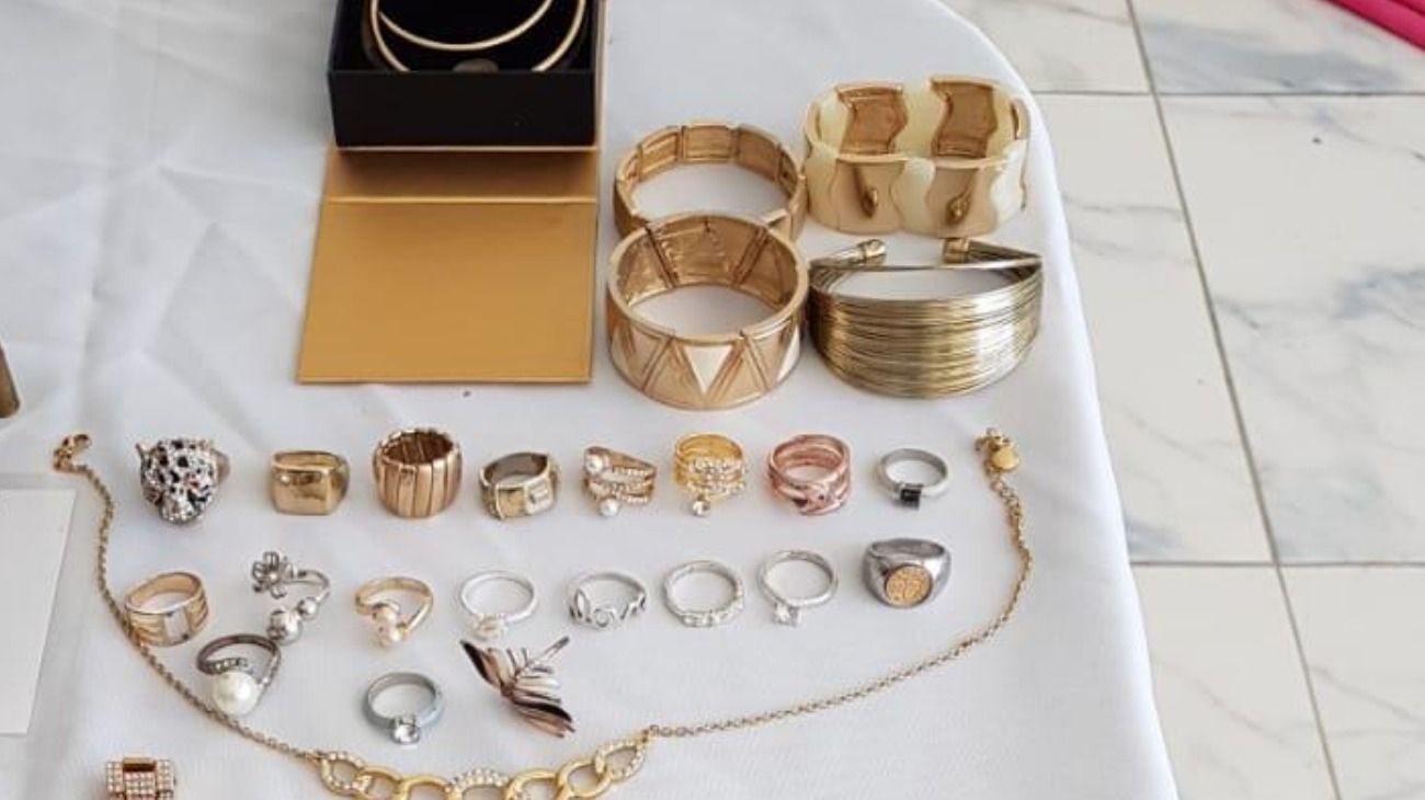 En el allanamiento encontraron los penes de cotillón; dinero en efectivo y joyas. 