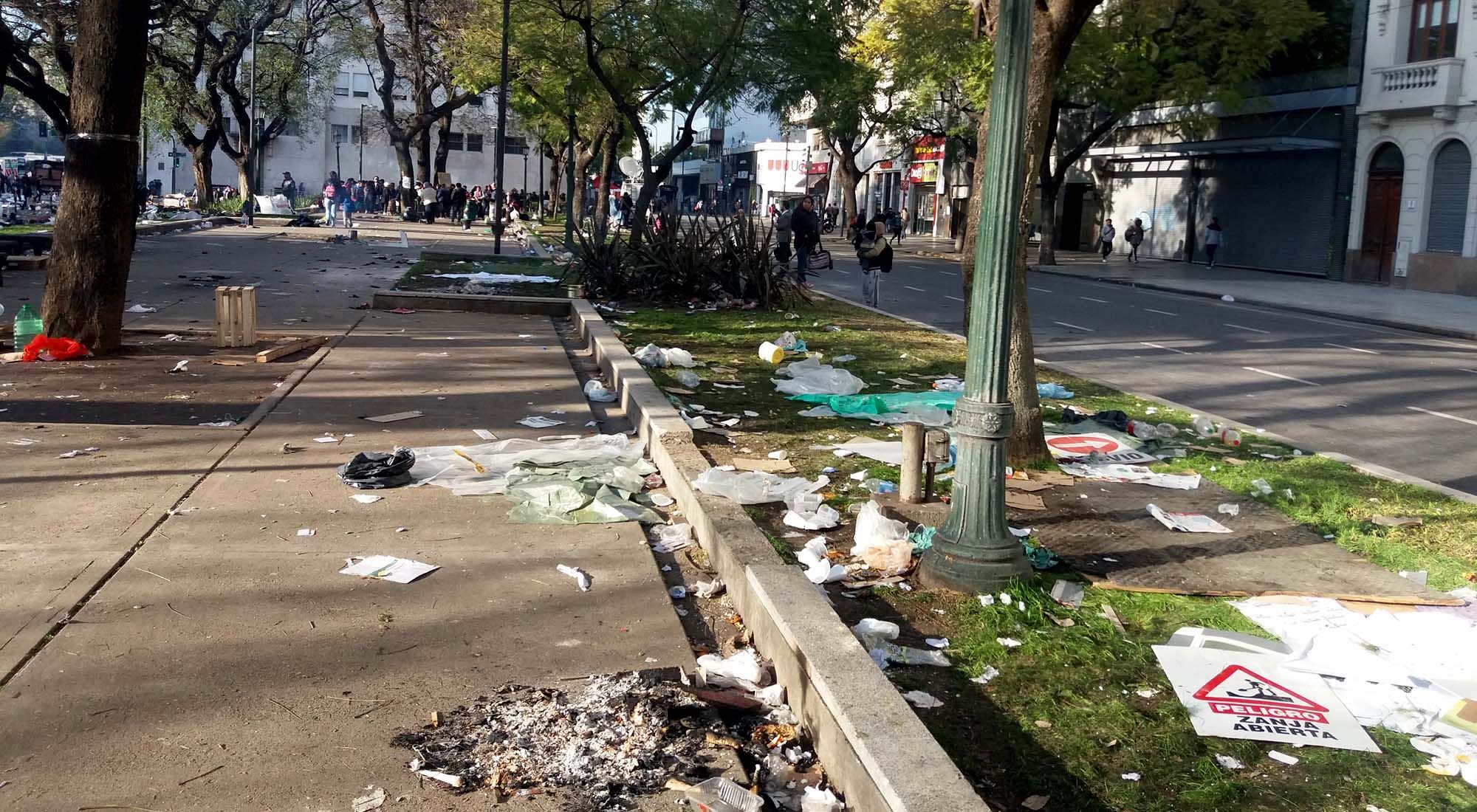 Imágenes de como quedó el lugar donde se realizó el acampe sobre la Avenida 9 de Julio, en el centro de la ciudad de Buenos Aires