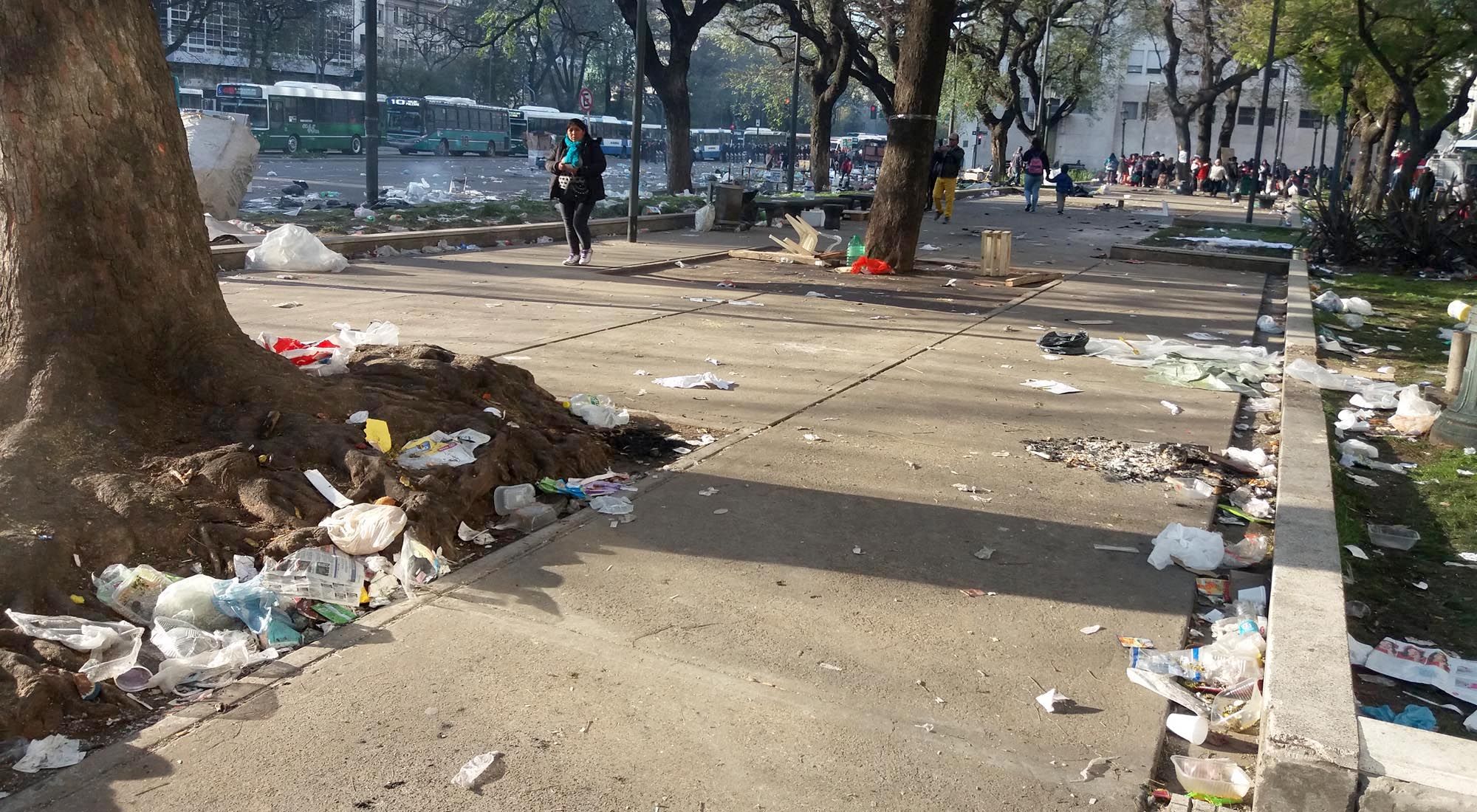 Imágenes de como quedó el lugar donde se realizó el acampe sobre la Avenida 9 de Julio, en el centro de la ciudad de Buenos Aires