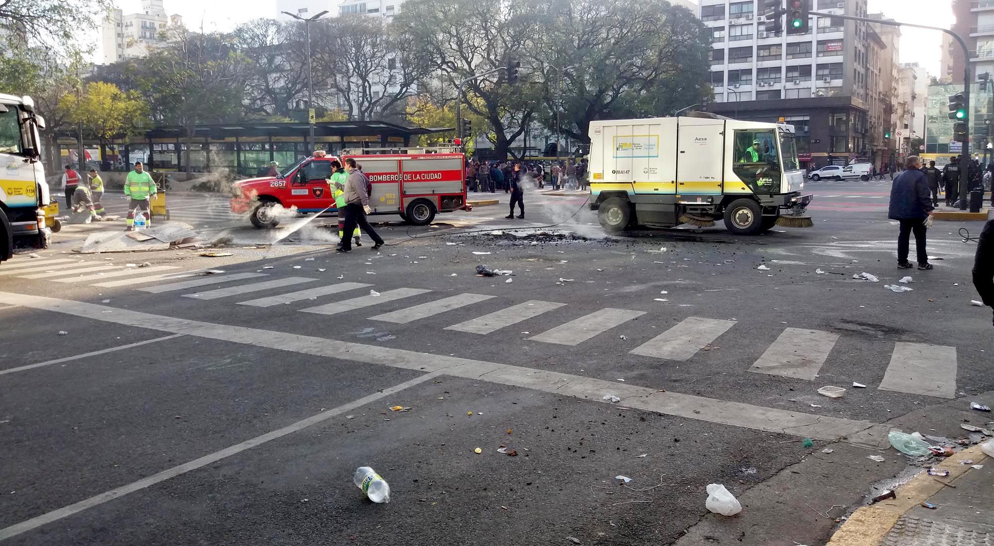 Imágenes de como quedó el lugar donde se realizó el acampe sobre la Avenida 9 de Julio, en el centro de la ciudad de Buenos Aires