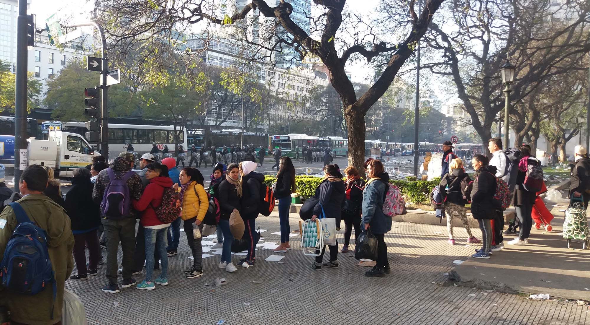 Imágenes de como quedó el lugar donde se realizó el acampe sobre la Avenida 9 de Julio, en el centro de la ciudad de Buenos Aires