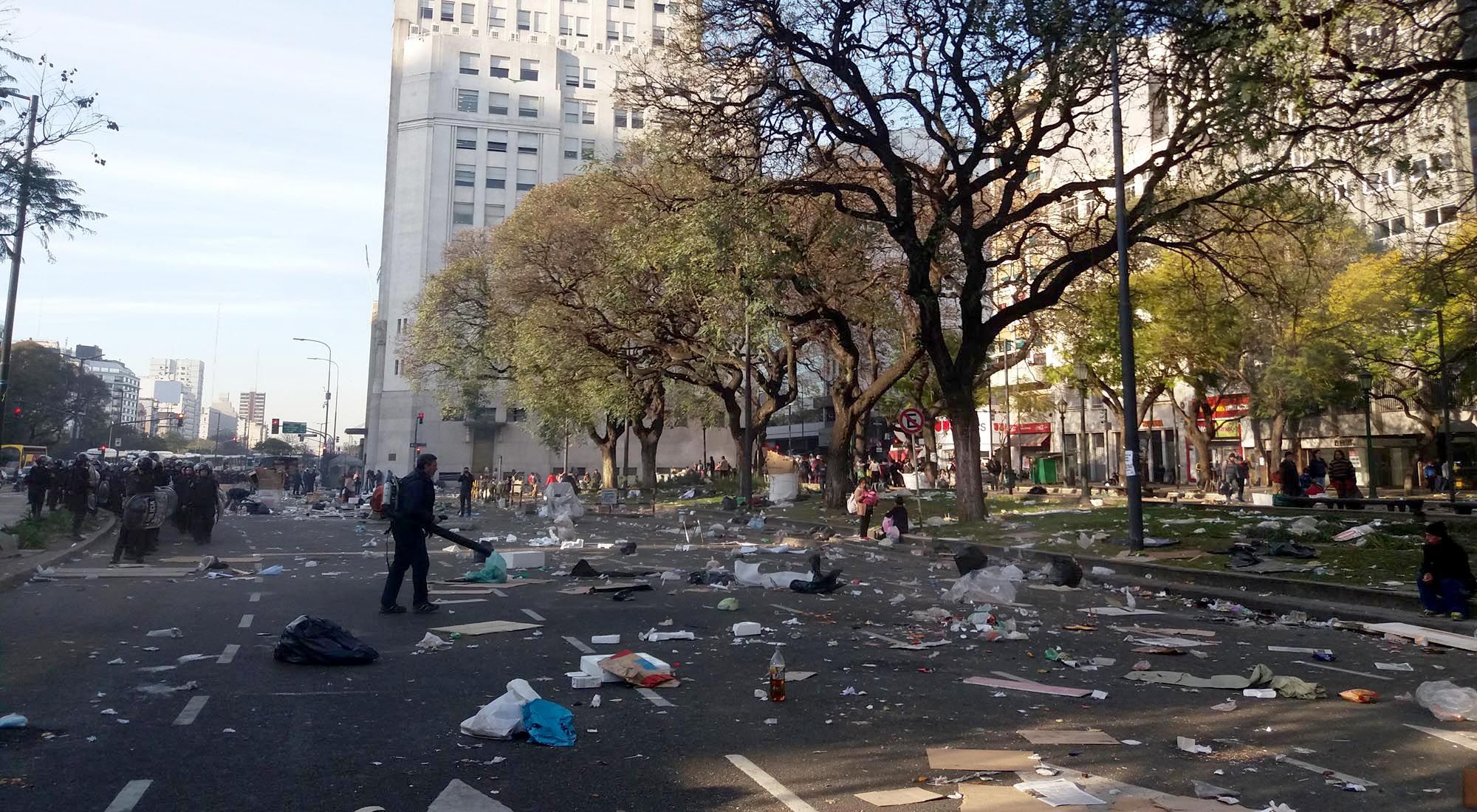 Imágenes de como quedó el lugar donde se realizó el acampe sobre la Avenida 9 de Julio, en el centro de la ciudad de Buenos Aires