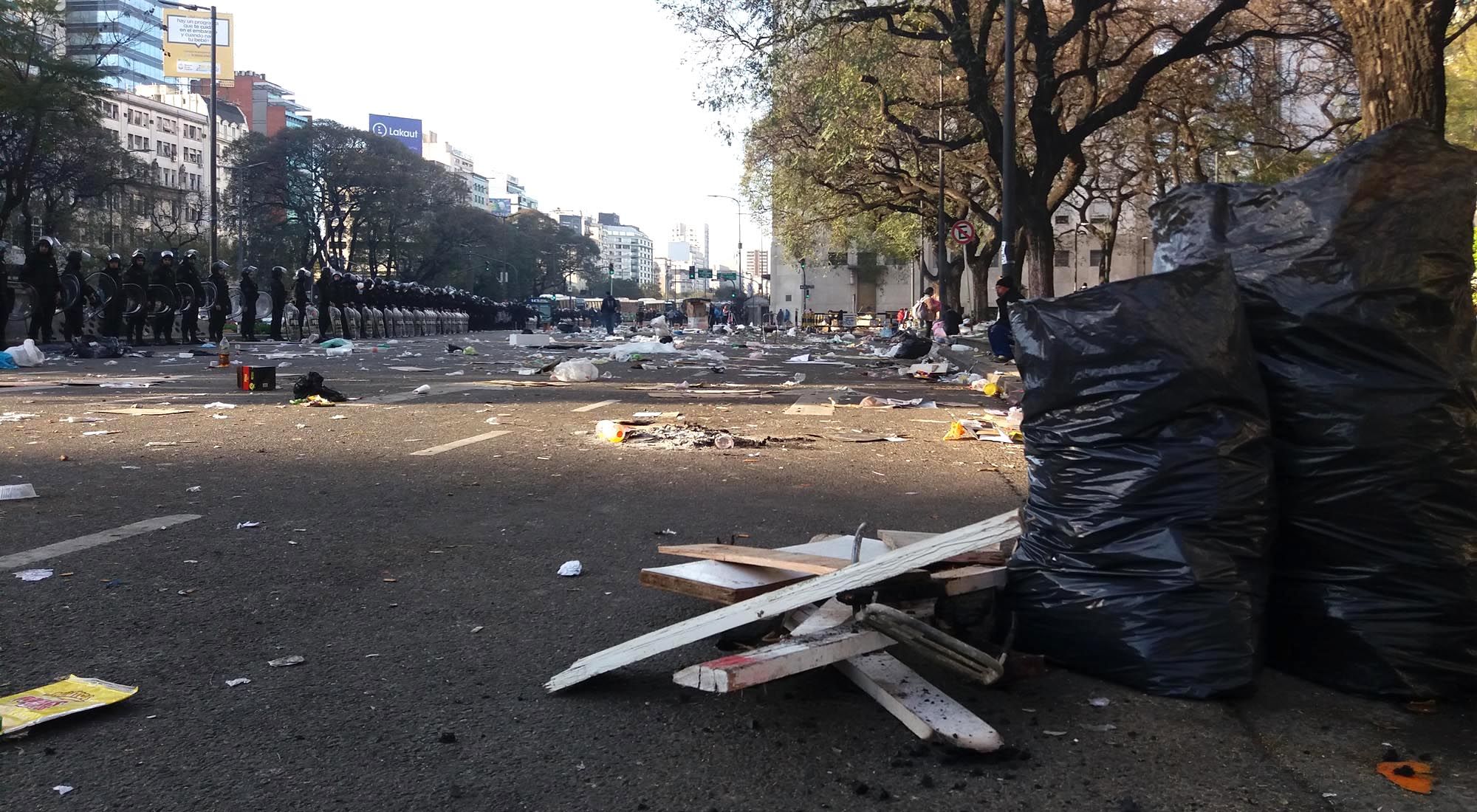 Imágenes de como quedó el lugar donde se realizó el acampe sobre la Avenida 9 de Julio, en el centro de la ciudad de Buenos Aires