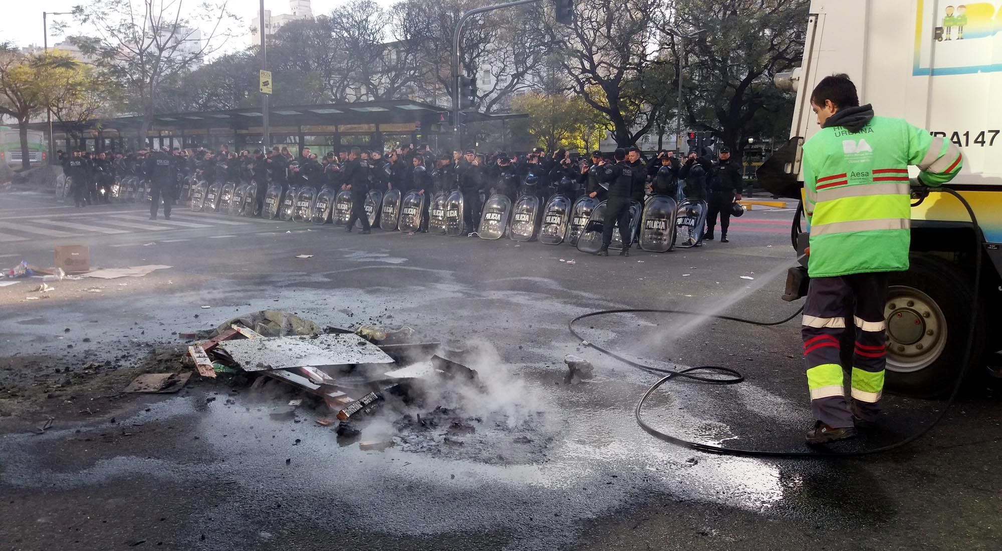 Imágenes de como quedó el lugar donde se realizó el acampe sobre la Avenida 9 de Julio, en el centro de la ciudad de Buenos Aires