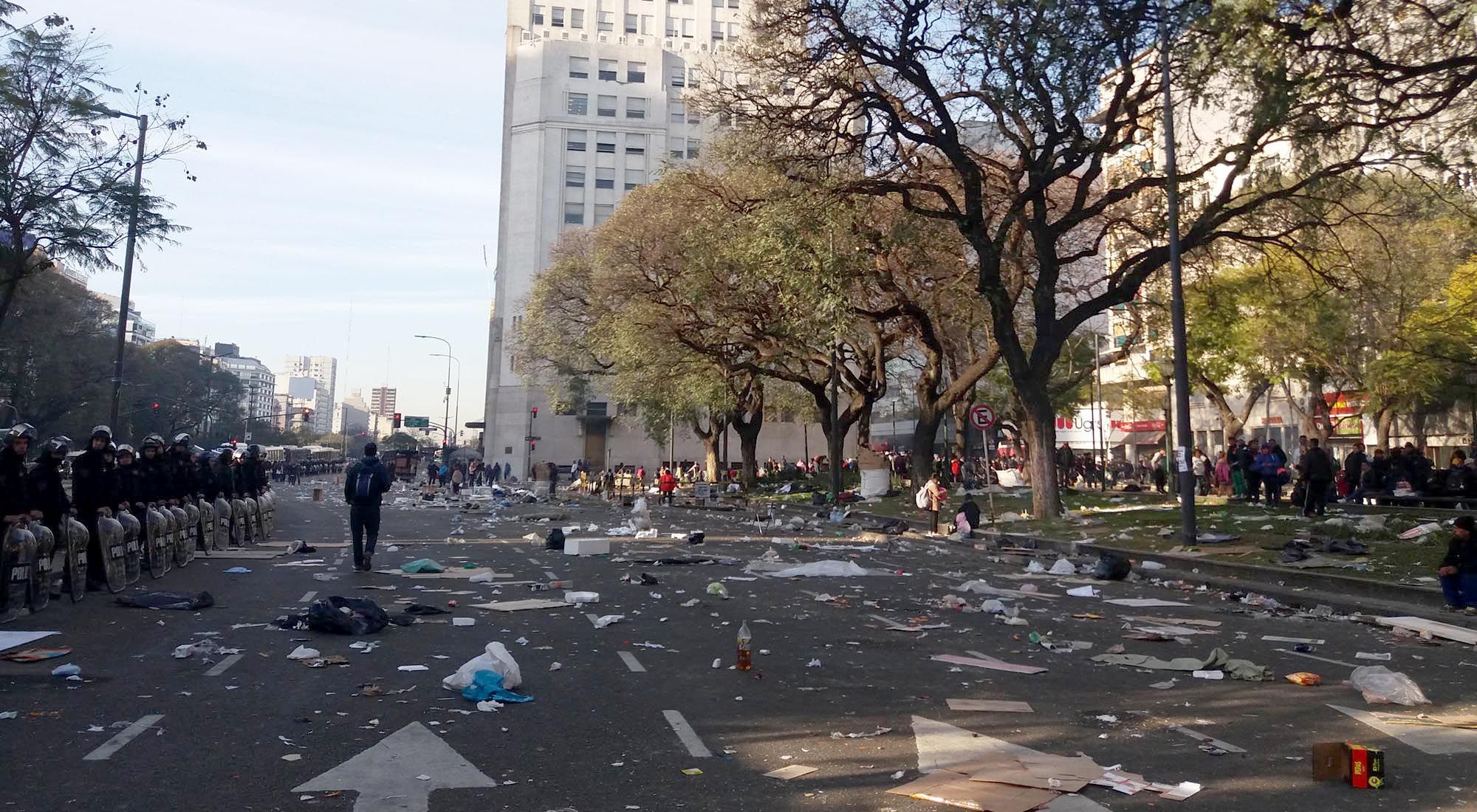 Imágenes de como quedó el lugar donde se realizó el acampe sobre la Avenida 9 de Julio, en el centro de la ciudad de Buenos Aires
