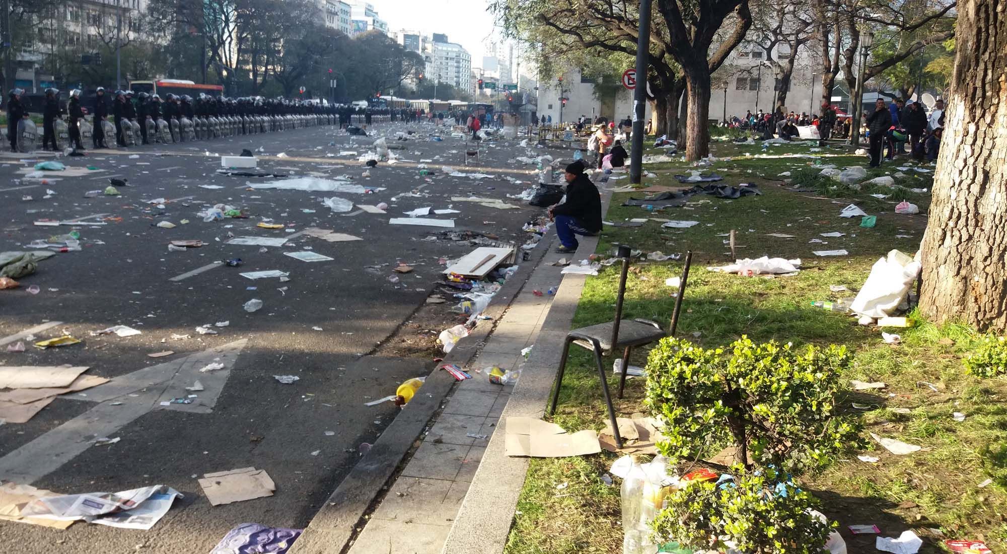 Imágenes de como quedó el lugar donde se realizó el acampe sobre la Avenida 9 de Julio, en el centro de la ciudad de Buenos Aires