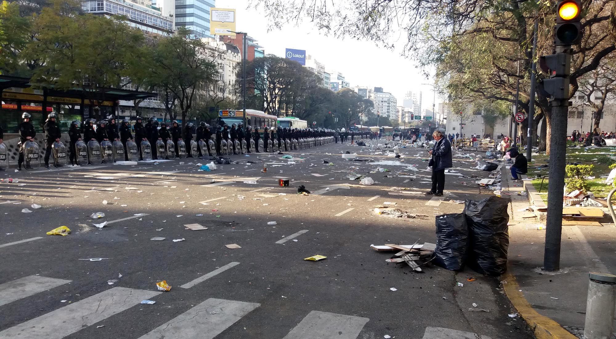 Imágenes de como quedó el lugar donde se realizó el acampe sobre la Avenida 9 de Julio, en el centro de la ciudad de Buenos Aires