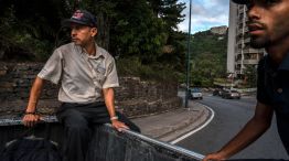With 90% of the country’s buses at a stop and recurrent blackouts that leave the city without subway service, citizens of Caracas struggle to get around. Many, particularly those who live in remote parts of the city have resolved to hitchhike —a pract
