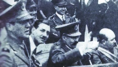 HIJOS PRÓDIGOS. El joven oficial Juan Perón junto al coche del general Félix Uriburu.