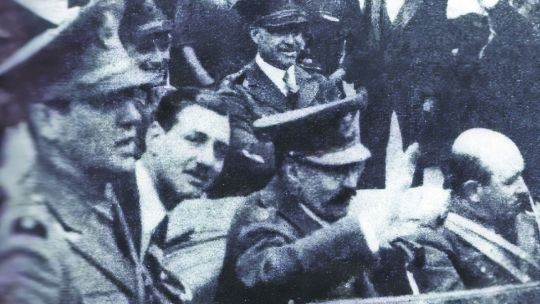 HIJOS PRÓDIGOS. El joven oficial Juan Perón junto al coche del general Félix Uriburu.