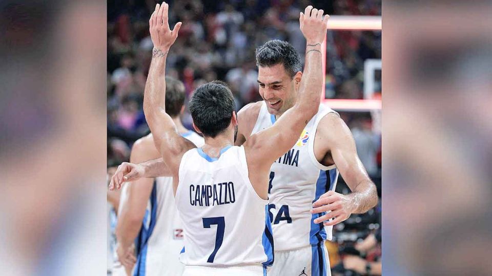 Día felíz. La Selección festeja luego del impresionante triunfo ante Francia, con una actuación sólida en defensa que anuló el poderío rival y con un Scola brillante.