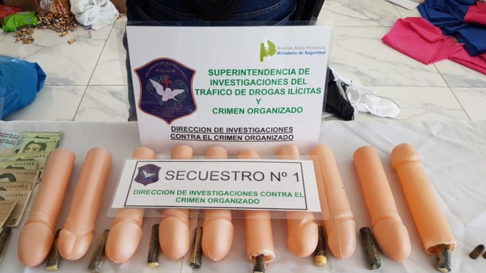 En el allanamiento encontraron los penes de cotillón; dinero en efectivo y joyas.