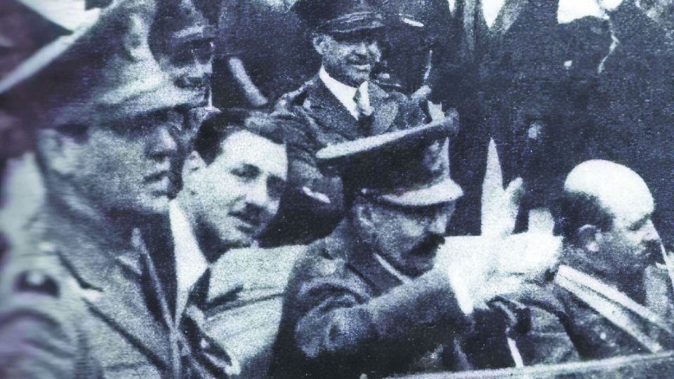 HIJOS PRÓDIGOS. El joven oficial Juan Perón junto al coche del general Félix Uriburu.