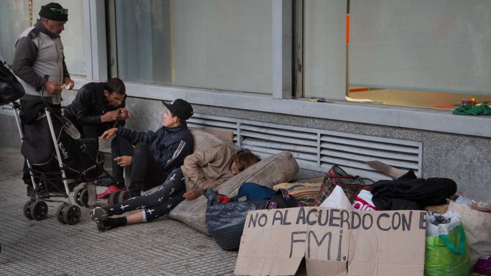 Un Estado/Nación, con sentido y compromiso hacia la justicia social, debe operar sobre la variable económica de la distribución y redistribución de los bienes y servicios que produce el conjunto de la sociedad.