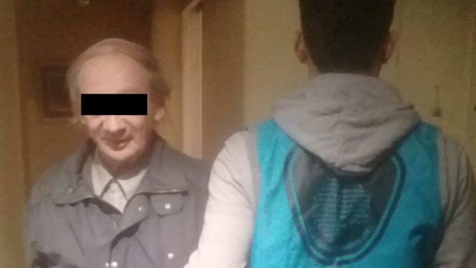 En el allanamiento en la casa del expolicía jubilado hallaron varias computadoras, un maniquí con uniforme escolar y material de la serie Patito Feo.