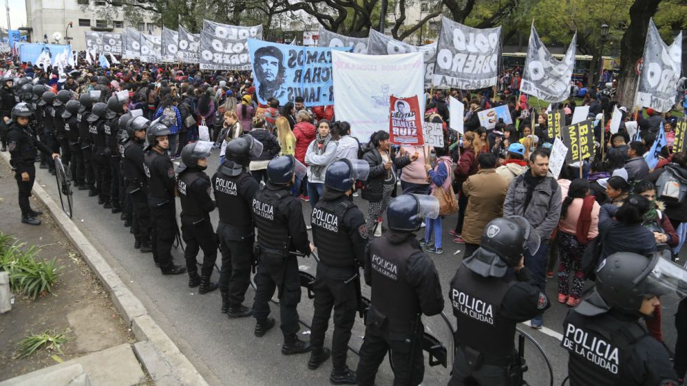 Un cordon policial custodia el acampe que realizan los movimientos sociales frente al ministerio de Desarrollo Social. 
