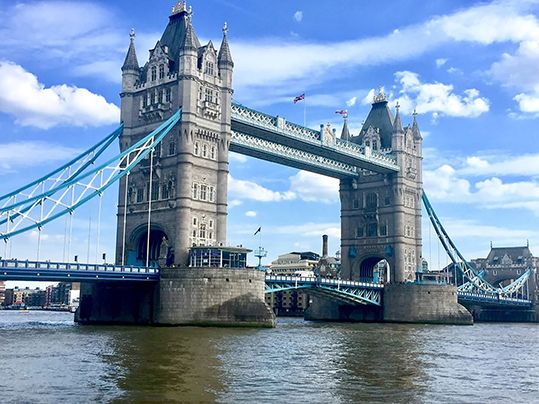 El London Tower Bridge, uno de los íconos londinenses.