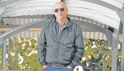 Estampa. Miembro de la generación de los años 90, afirma: "Somos la generación que no respeta los géneros".