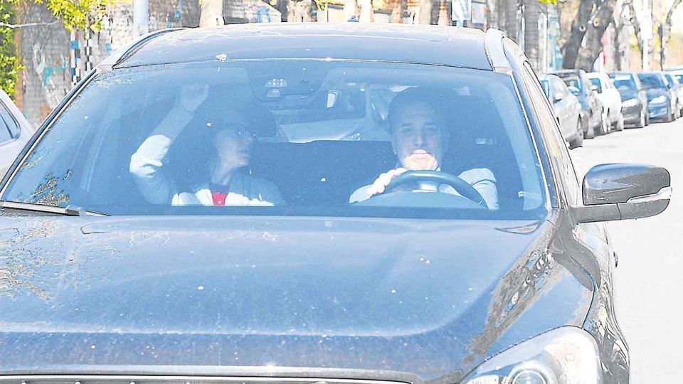 Al volante. Dujovne, ayer por la mañana, al salir de su casa del barrio porteño de Belgrano. Volvió a su trabajo como consultor.