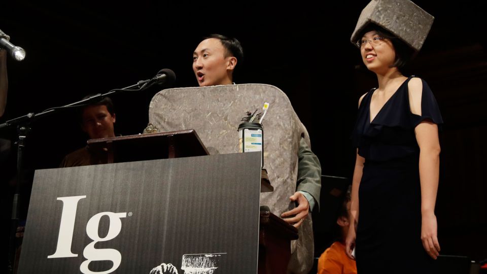 ABSURDO. Científicos recibieron el Ig Nobel por su estudio sobre animales que hacen caca cúbica.