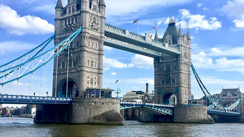 El London Tower Bridge, uno de los íconos londinenses.