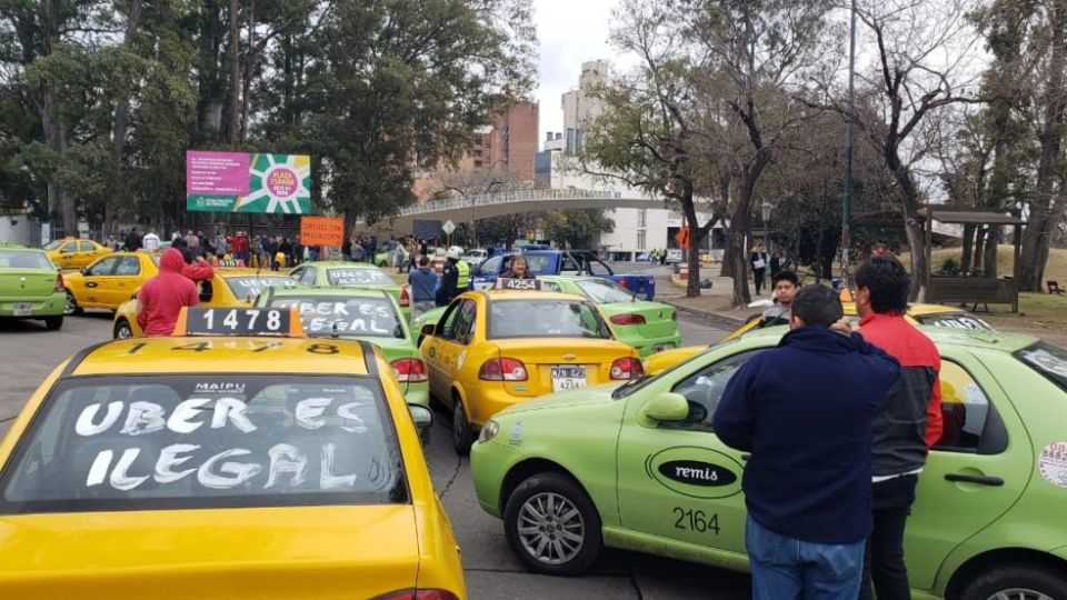 PROTESTAS. Los taxistas y remiseros encabezaron la resistencia contra Uber con manifestaciones en diferentes puntos de la ciudad.