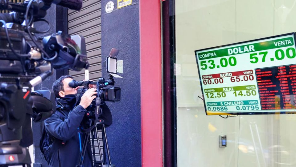 En foco. Tras dos semanas de controles de cambios, el dólar oficial se frenó, pero crecen las brechas.