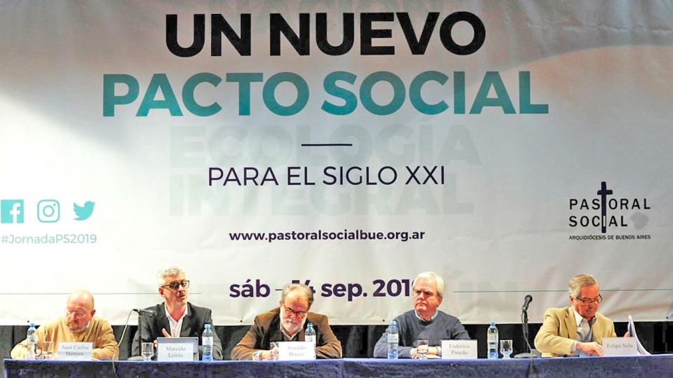 Mesa. Los legisladores Pinedo y Solá, en el encuentro de ayer.