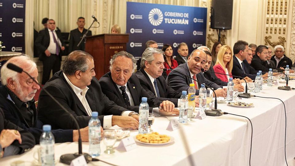 Mesa. Trabajadores, industria, gobernadores y organizaciones sociales, con Fernández esta semana en un encuentro en Tucumán.