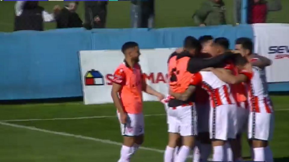 "GORDO" DE ALEGRIA. Todos los compañeros abrazan a Bajamich tras el primer tanto.