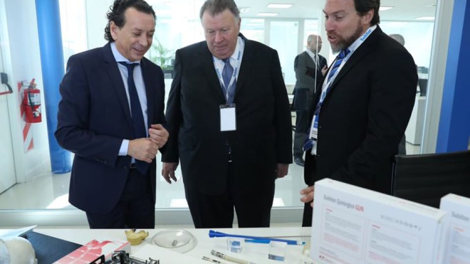 El ministro de Producción trabaja para que los privados acepten el bono.