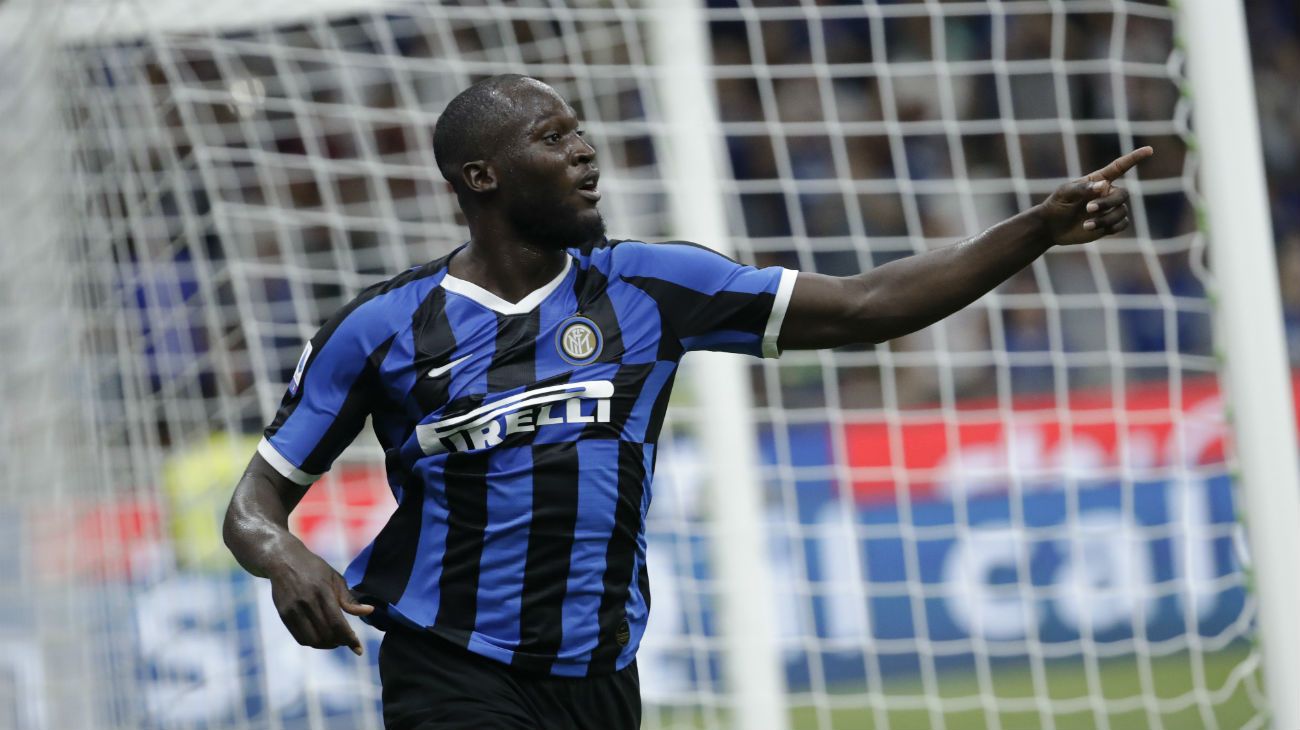 Echaron a un periodista por un "elogio" racista a Lukaku