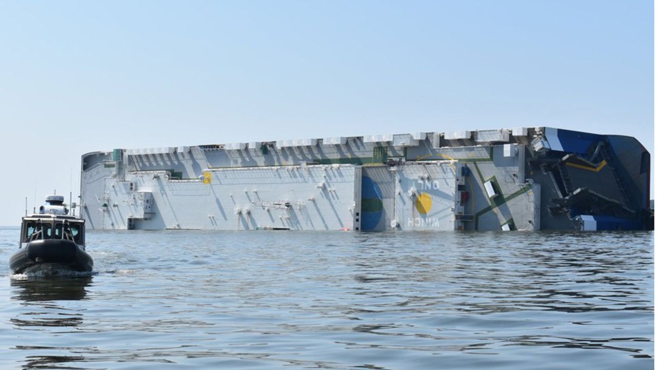 Parabrisas Un Barco Se Hundio En El Mar Con Mas De 4 000 Autos A Bordo