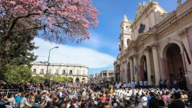 Una multitud participó de la Misa y de la procesión por la el Señor y la Virgen del Milagro.