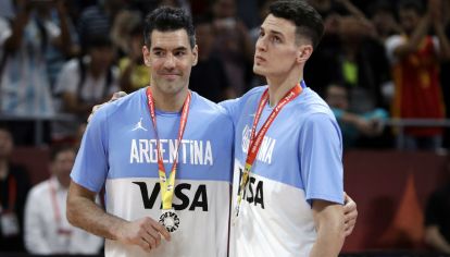 Leyenda y promesa. Luis Scola y Facundo Caffaro se abrazan con la medalla de plata conseguida en el Mundial de China.