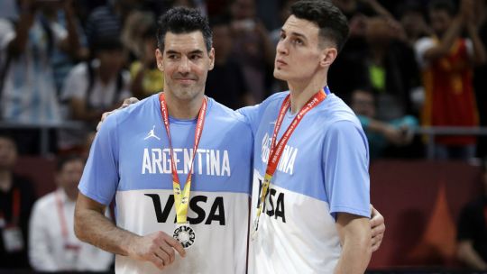 Leyenda y promesa. Luis Scola y Facundo Caffaro se abrazan con la medalla de plata conseguida en el Mundial de China.