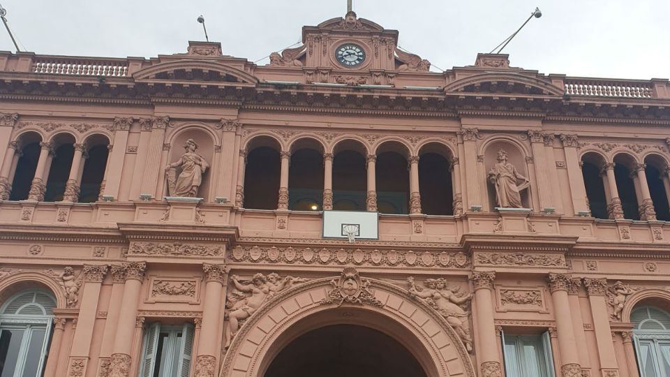 La Casa Rosada amaneció con un aro de básquet en la entrada principal.
