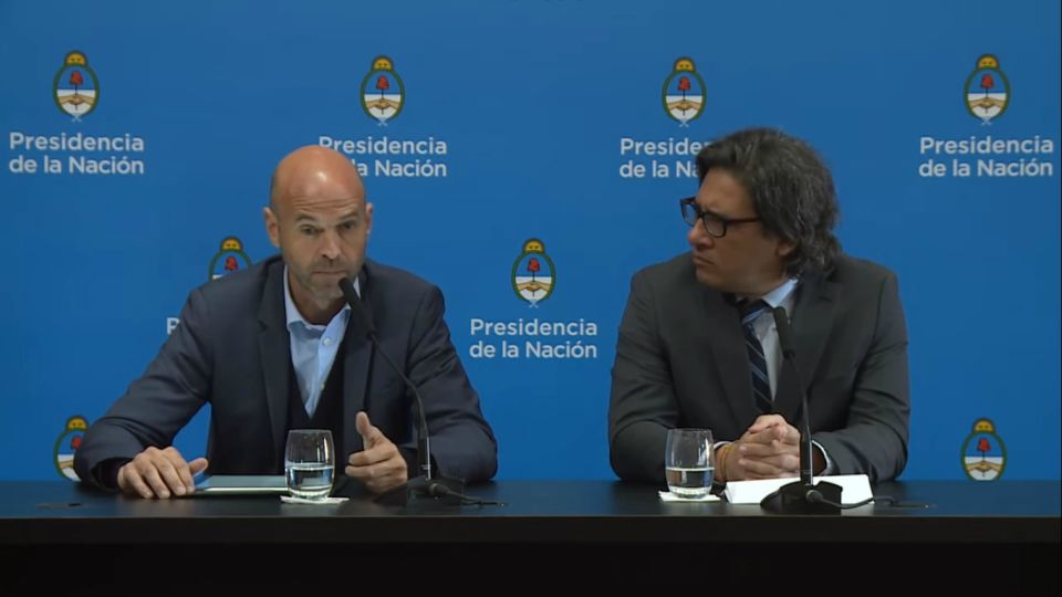 Dietrich y Garavano en conferencia de prensa.