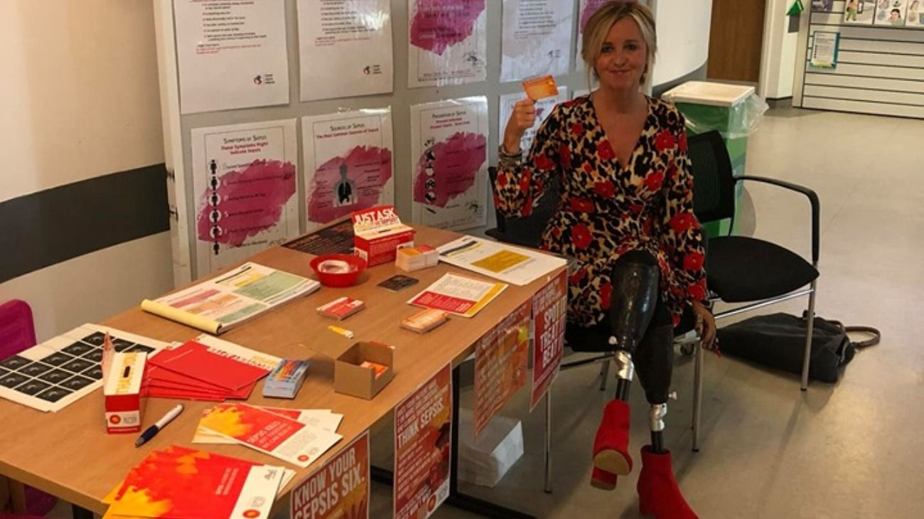 Jayne Carpenter tiene 51 años y acudió al hospital por una fuerte tos que le causaba molestia. Al estudiar en profundidad su situación, los médicos detectaron que padecía sepsis y debieron amputarle las extremidades. 