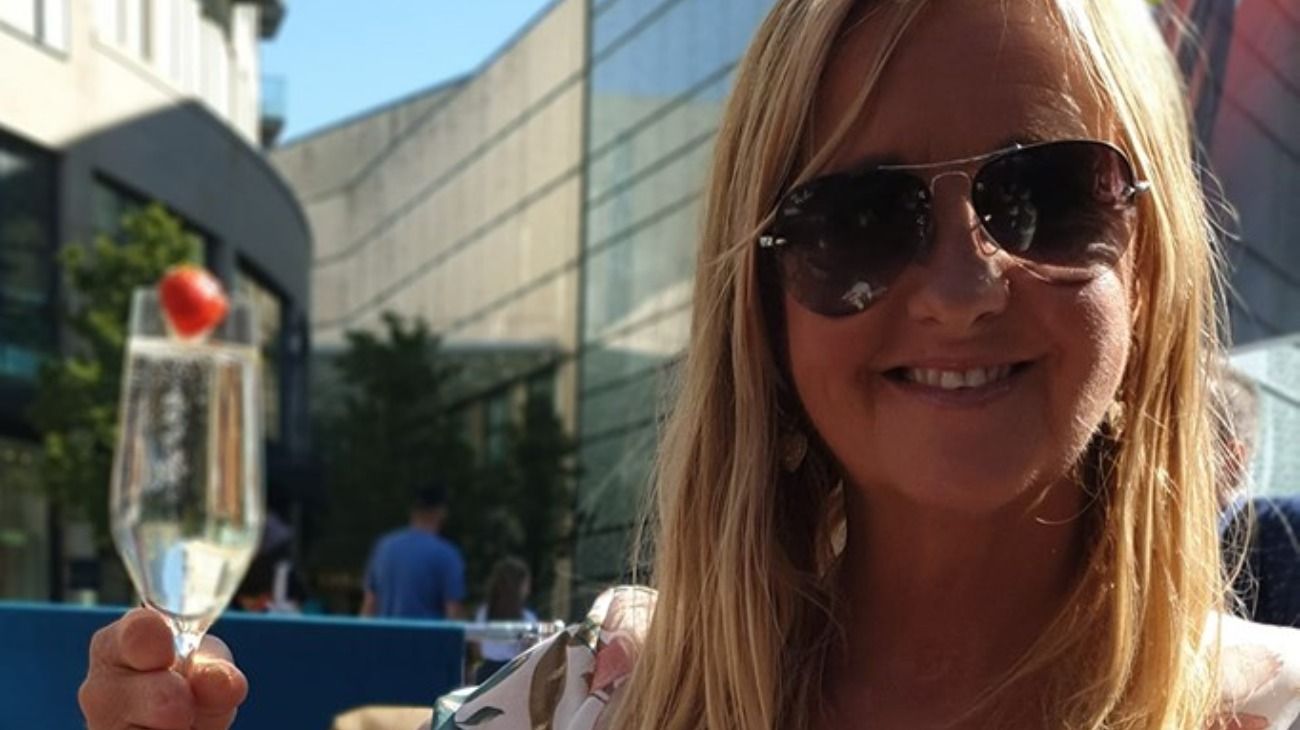 Jayne Carpenter tiene 51 años y acudió al hospital por una fuerte tos que le causaba molestia. Al estudiar en profundidad su situación, los médicos detectaron que padecía sepsis y debieron amputarle las extremidades. 