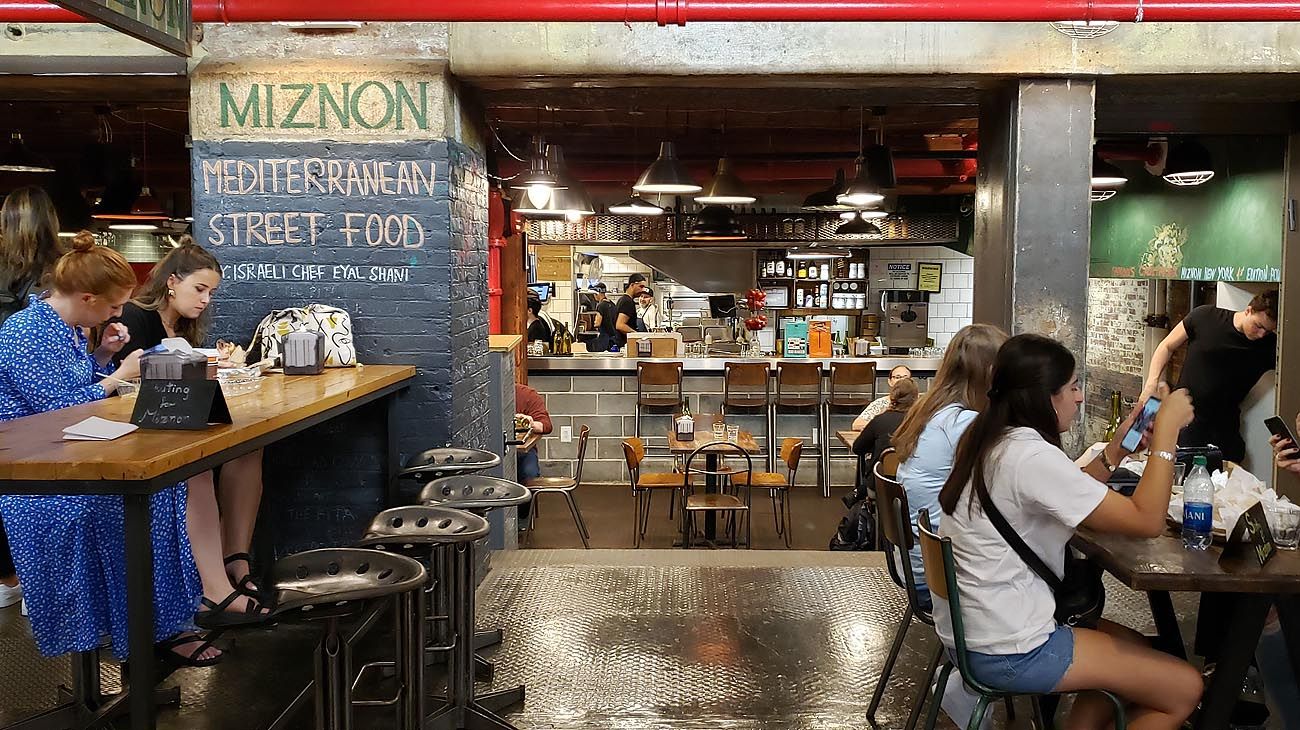 En el Chelsea Market es ideal para los foodies. Hay restaurantes y puestos de venta de productos de cocina de todas partes del mundo. 