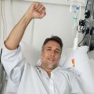 Gabriel Batistuta fue operado con éxito y mostró la prótesis que le colocaron