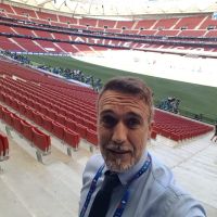 Gabriel Batistuta fue operado con éxito y mostró la prótesis que le colocaron